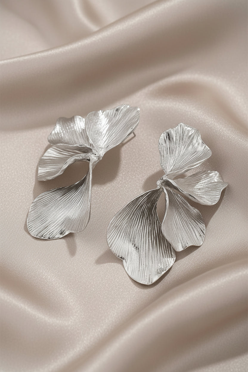 Vintage Flower Dangle Earrings – Timeless Floral Beauty