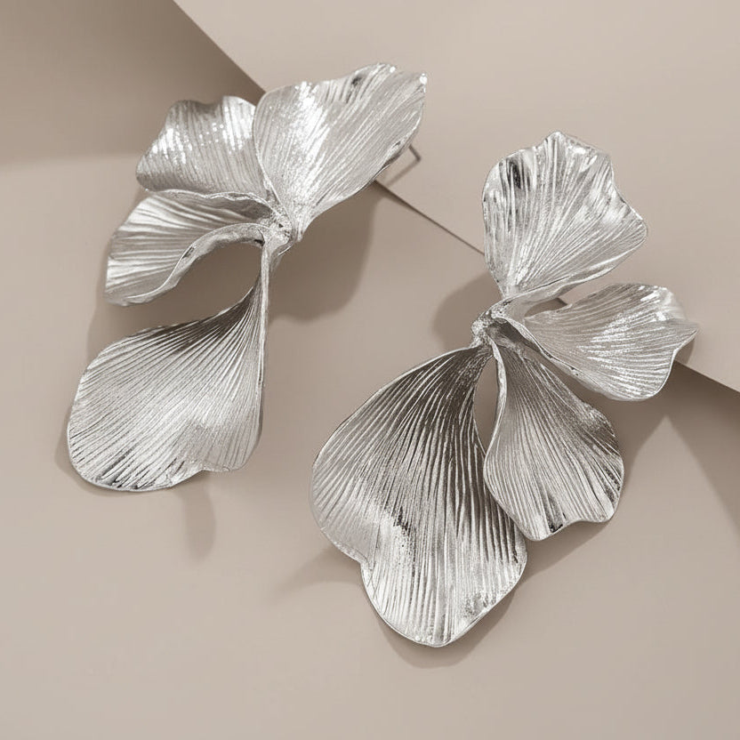 Vintage Flower Dangle Earrings – Timeless Floral Beauty