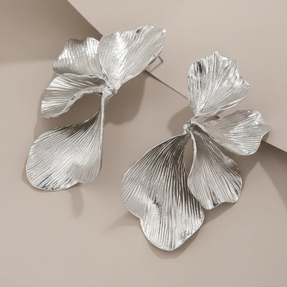 Vintage Flower Dangle Earrings – Timeless Floral Beauty